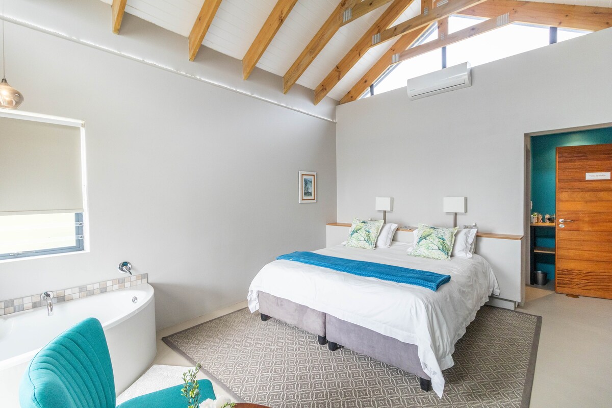 Riebeek Vista en-suite bedroom with exposed roof beams