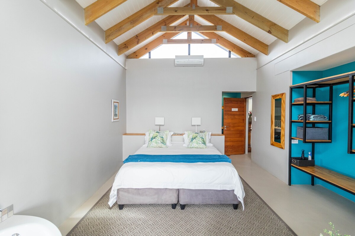 Riebeek Vista en-suite bedroom with open shelving